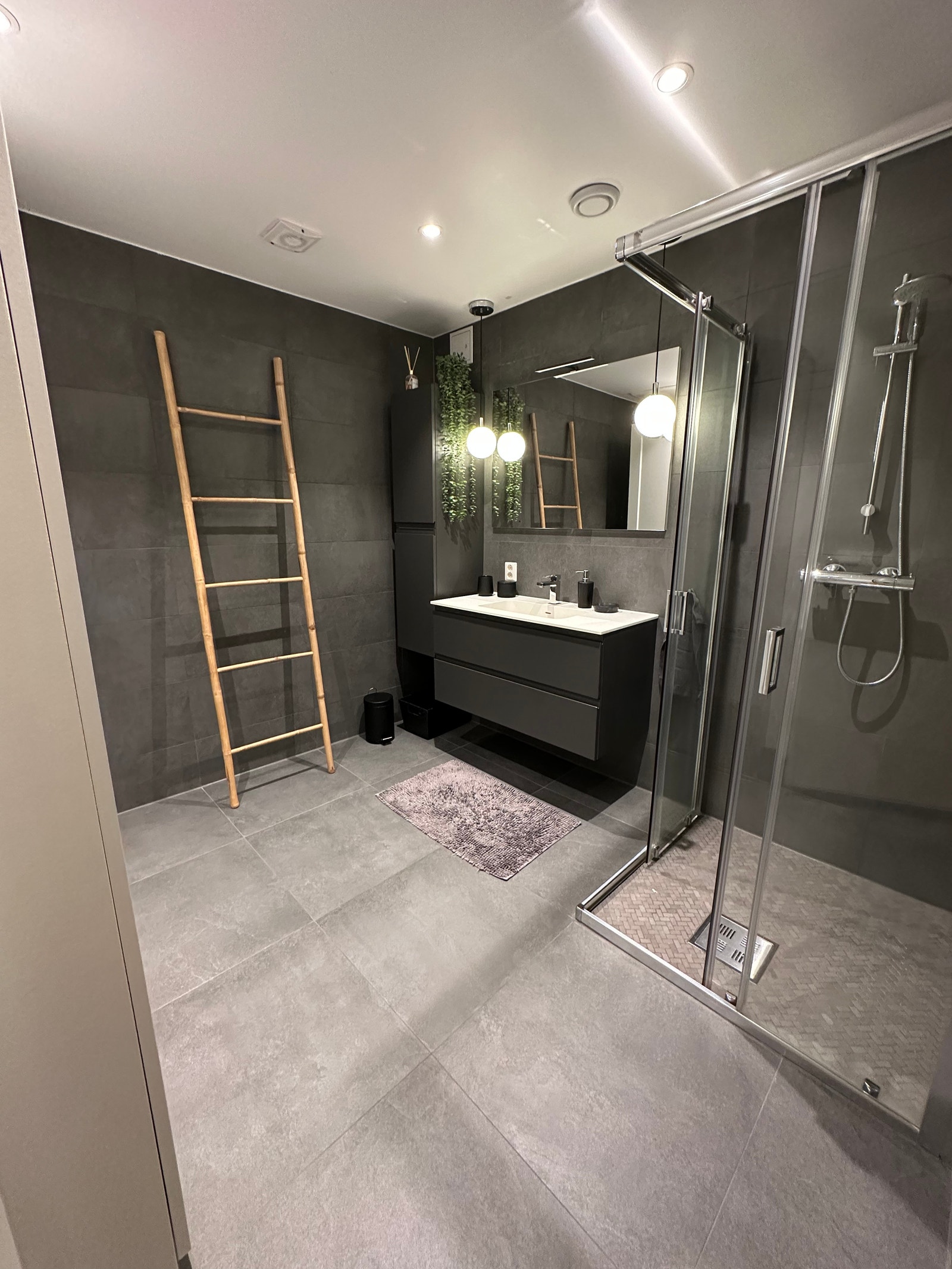 Stort og nyoppusset bad med dusj, mye skapplass, mulig opplegg for vaskemaskin. Varme i gulv. Galleribilde