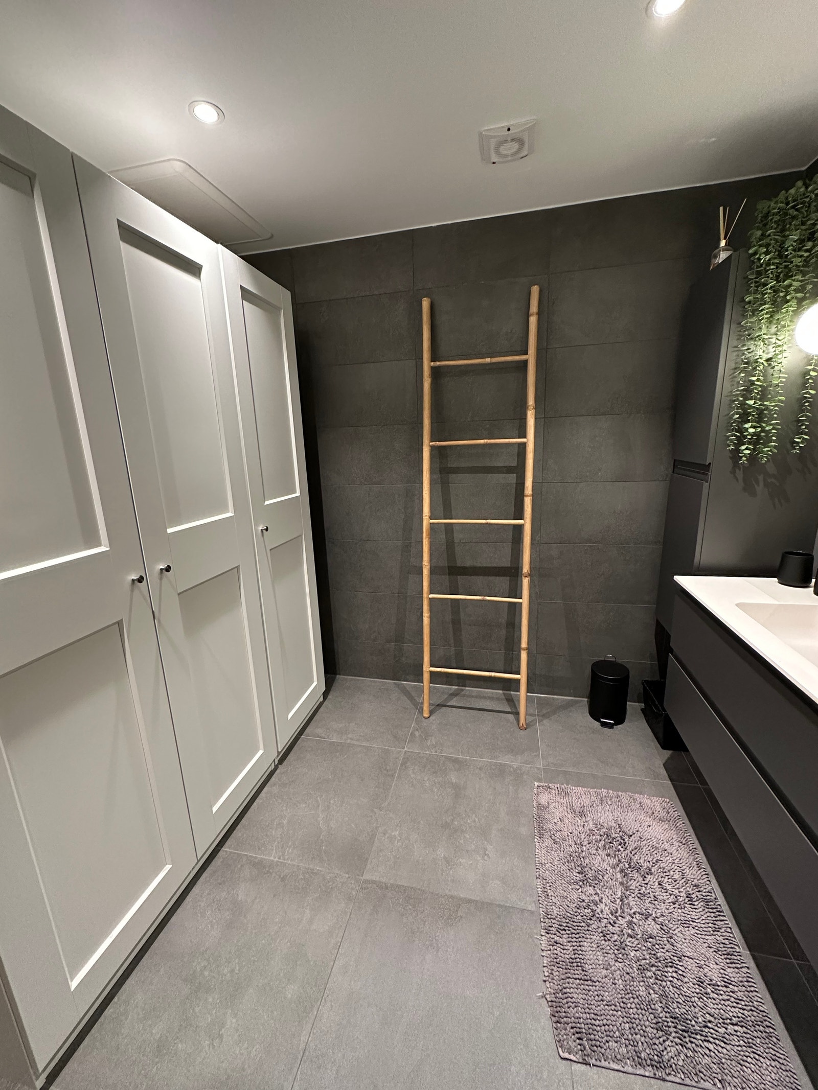 Stort klesskap på bad. Galleribilde