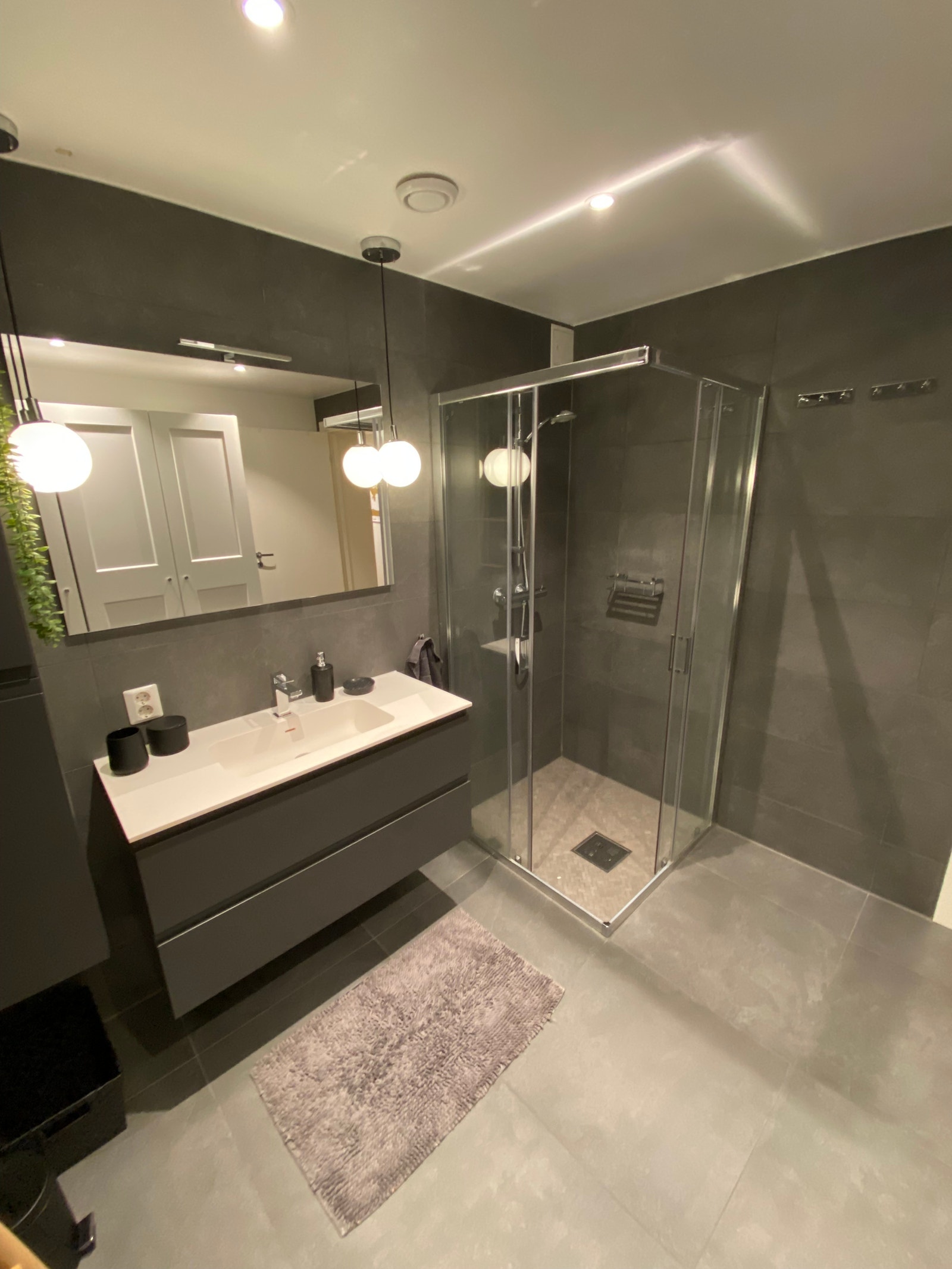 Stor vask og dusj. Tilgang til felles vaskerom med vaskemaskin og tørketrommel. Galleribilde