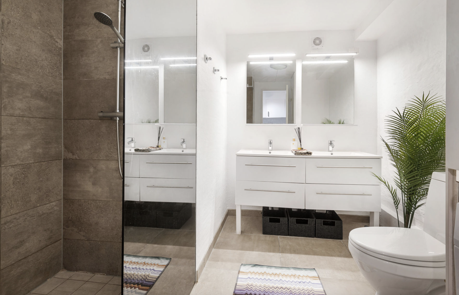 Stort bad med vaskemaskin Galleribilde