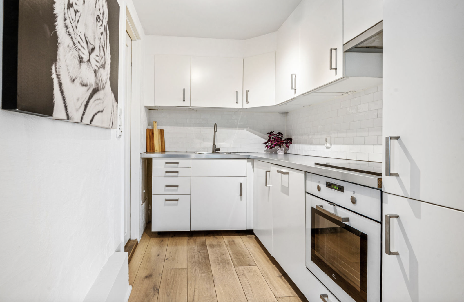 Kjøkken med hvitevarer og oppvaskmaskin Galleribilde