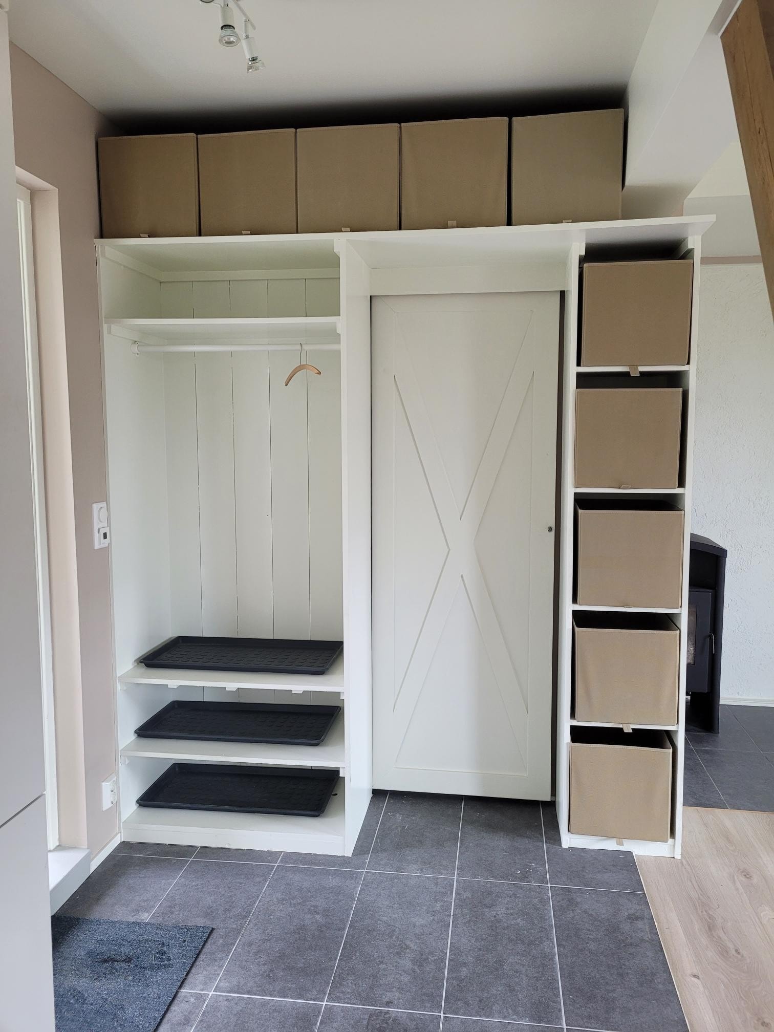 Smarte løsninger ved inngangen til oppbevaring. Galleribilde