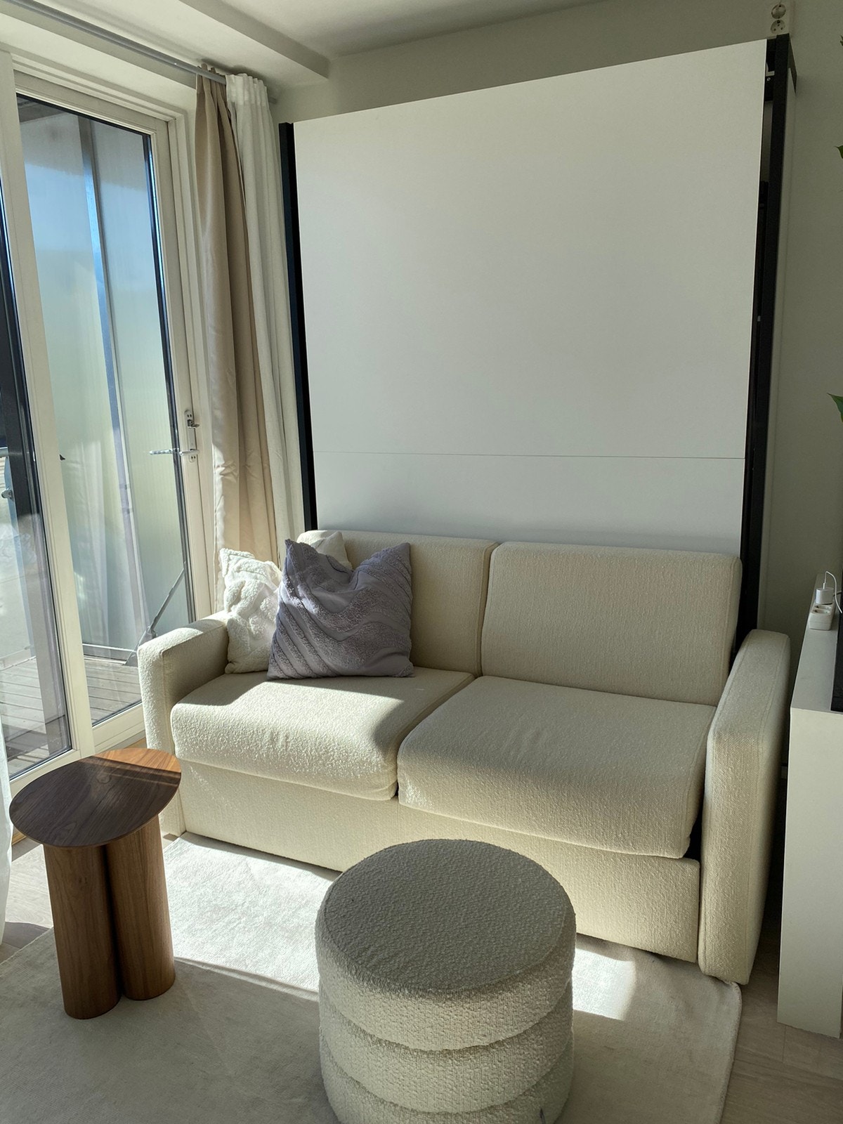 Genial skapseng/sofa i stua gjør man at kan gjemme bort senga Galleribilde