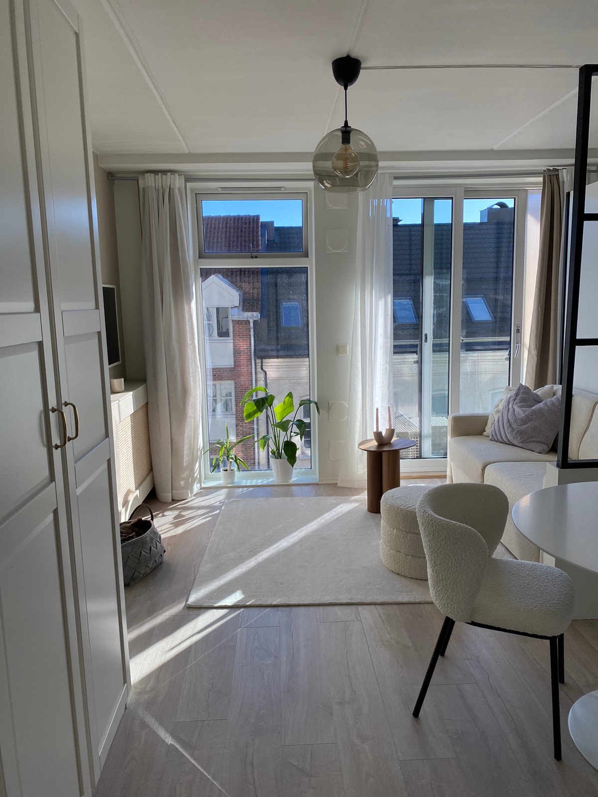 Store vinduer som gir mye lys Galleribilde