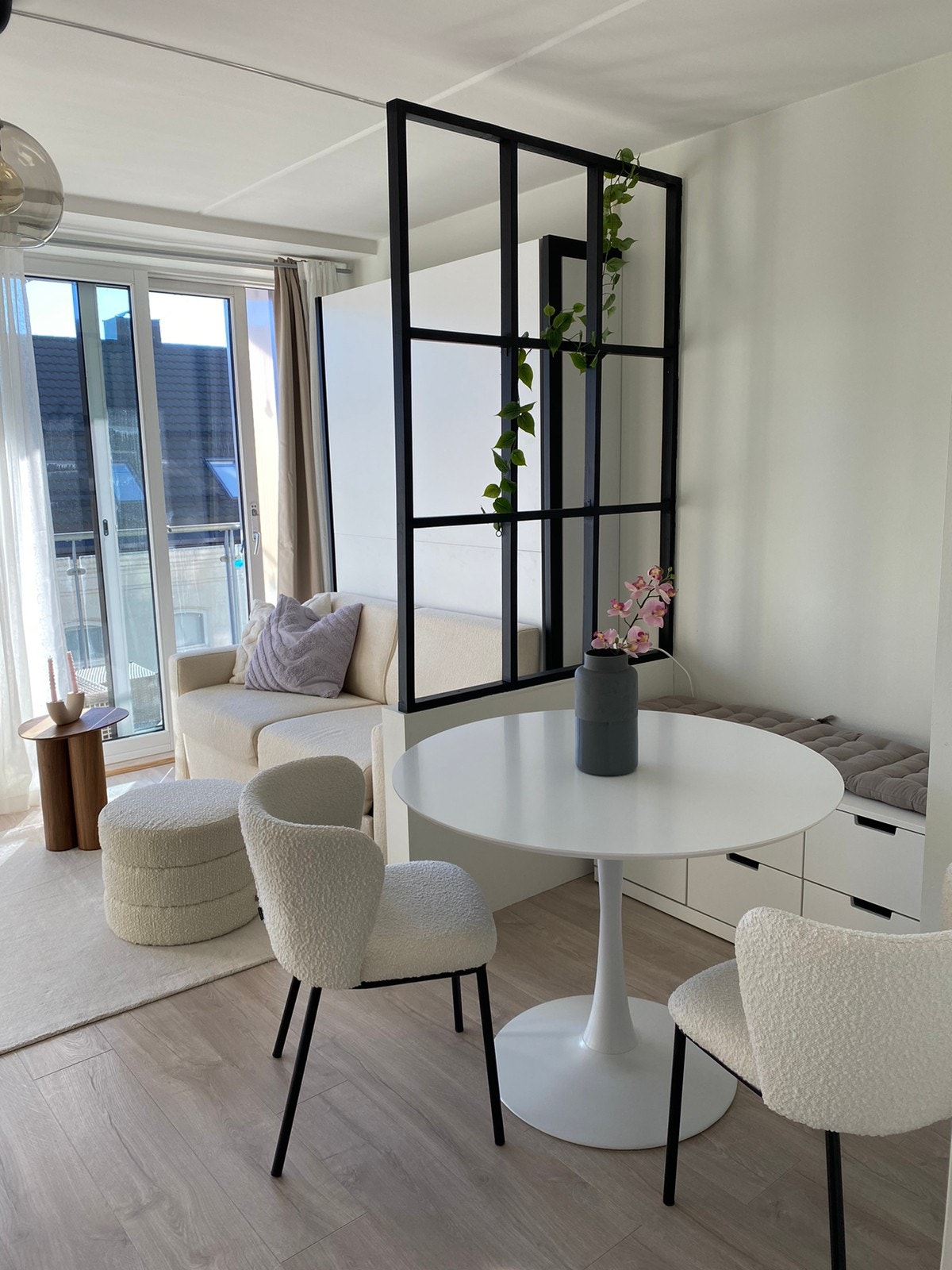 Stue/soverom med spisebord Galleribilde