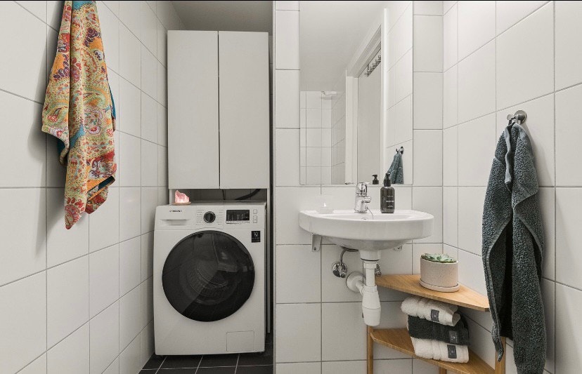 Stort bad med vaskemaskin Galleribilde