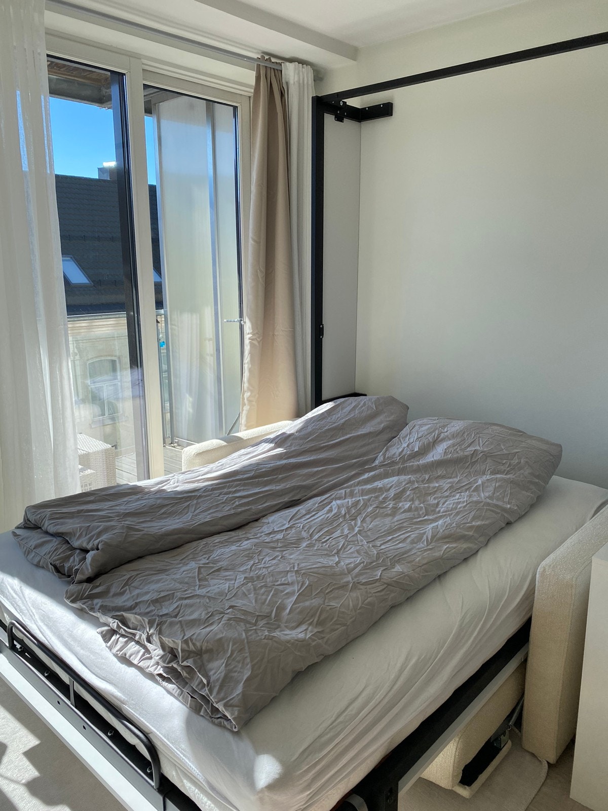 Sofaen omgjøres enkelt til seng på under ett minutt Galleribilde