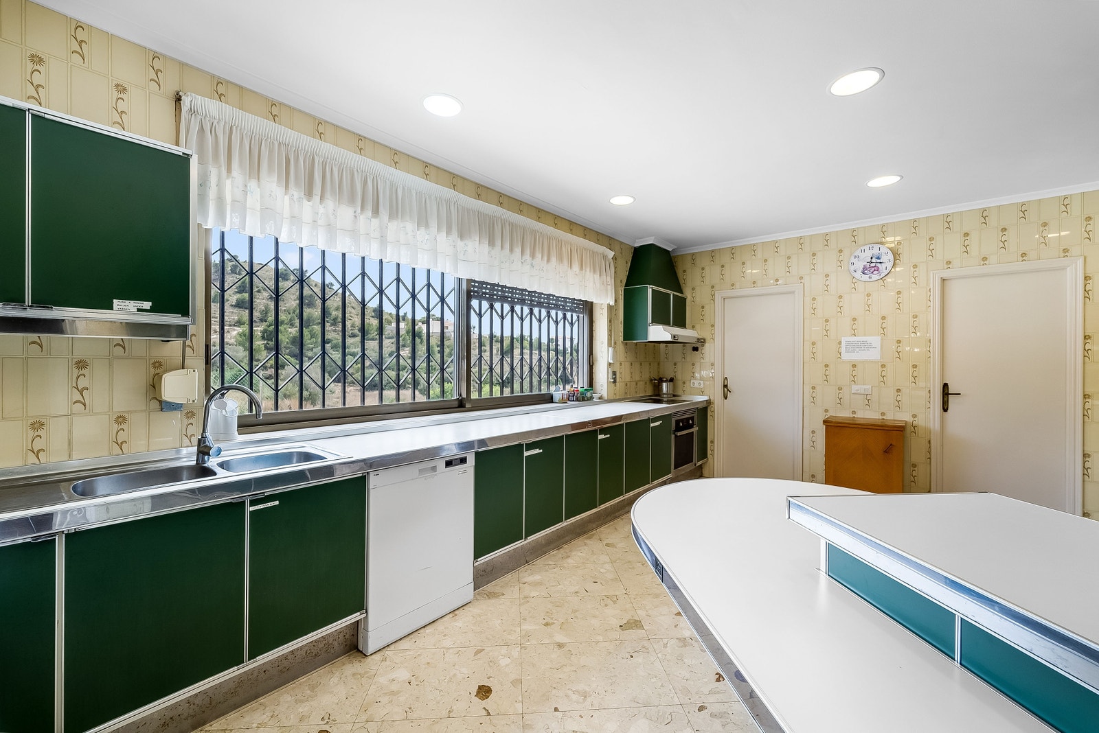 stort kjøkken oppe Galleribilde