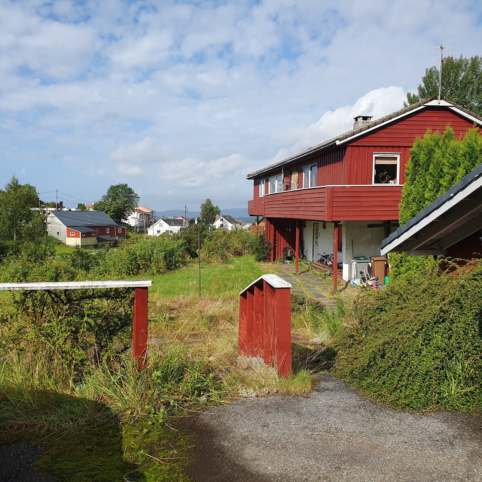 Huset. Soverom2 ligger på første hjørnet i kjelleren med vindu mot vest og på venstre side av inngangen ligger soverom1. Soverom3 ligger i andre etasje, og evt soverom4 er inngangen. Vaskerom/evt inngang ligger under altanen til høyre. Galleribilde