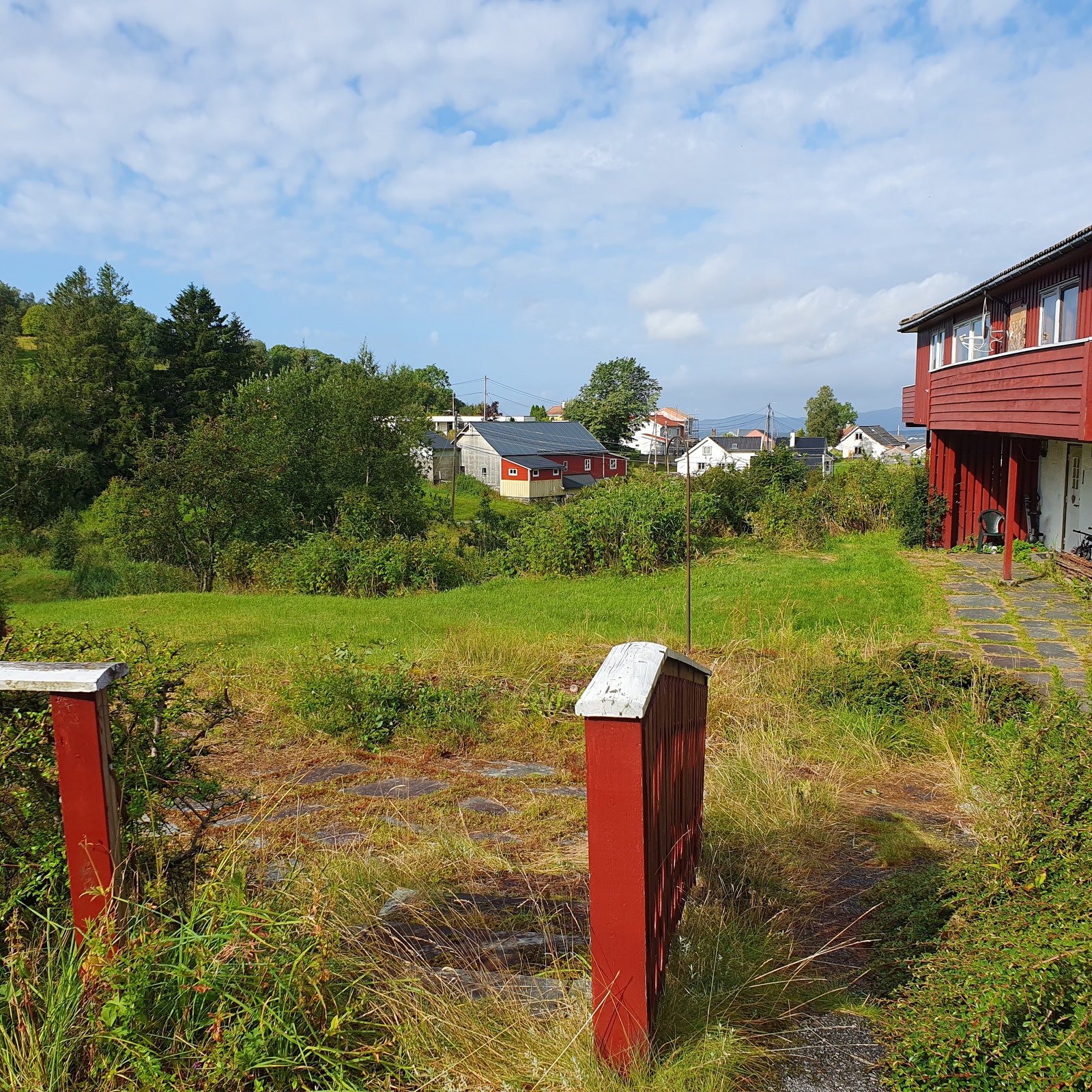 Hagen sett fra parkeringsplassen ser mot nordvest. Den mest kjente turveien på Smørås går opp på baksiden av løen midt i bildet. Galleribilde