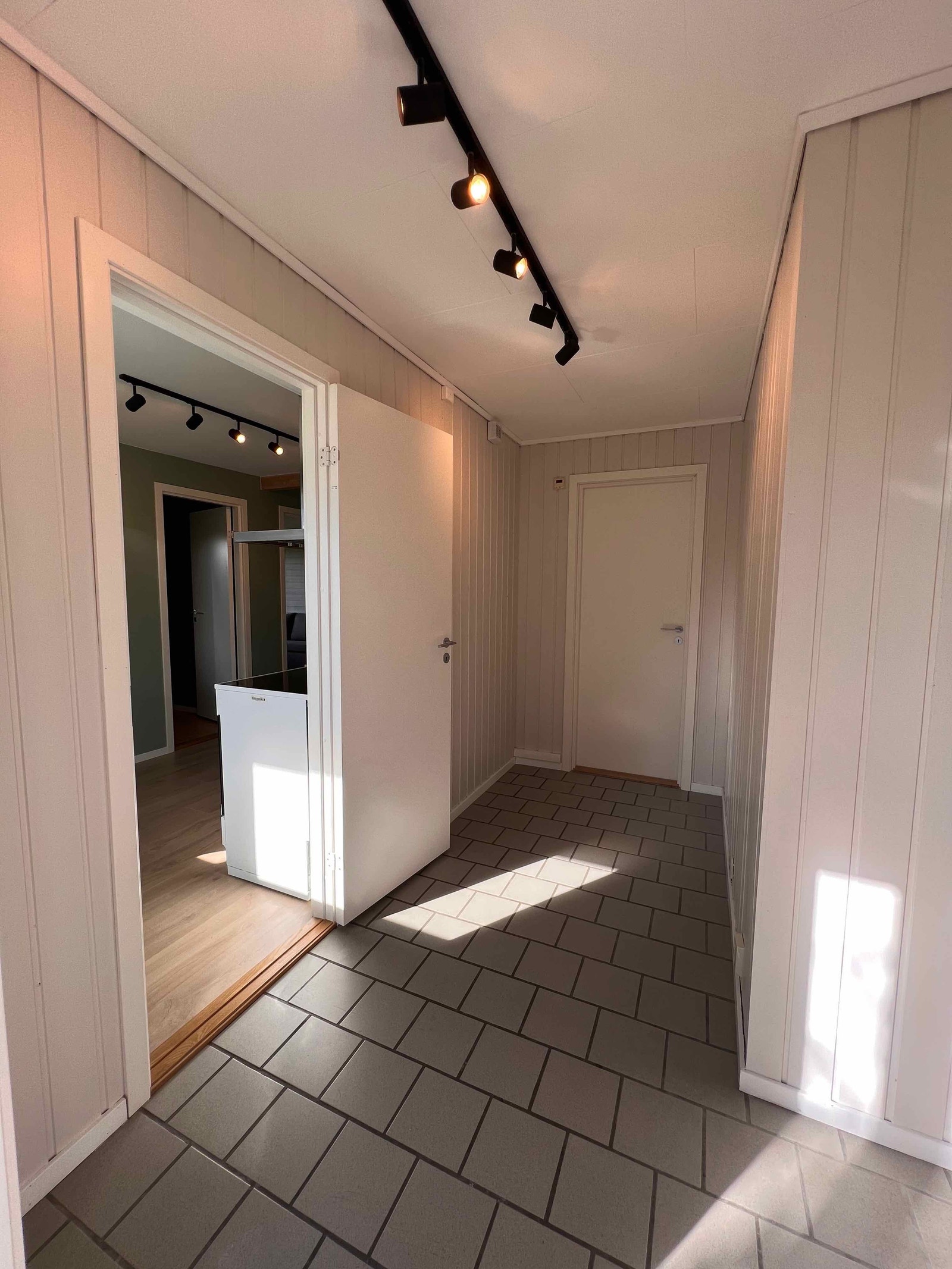 Egen gang med inngang til hhv egen, stor bod og kjøkken Galleribilde