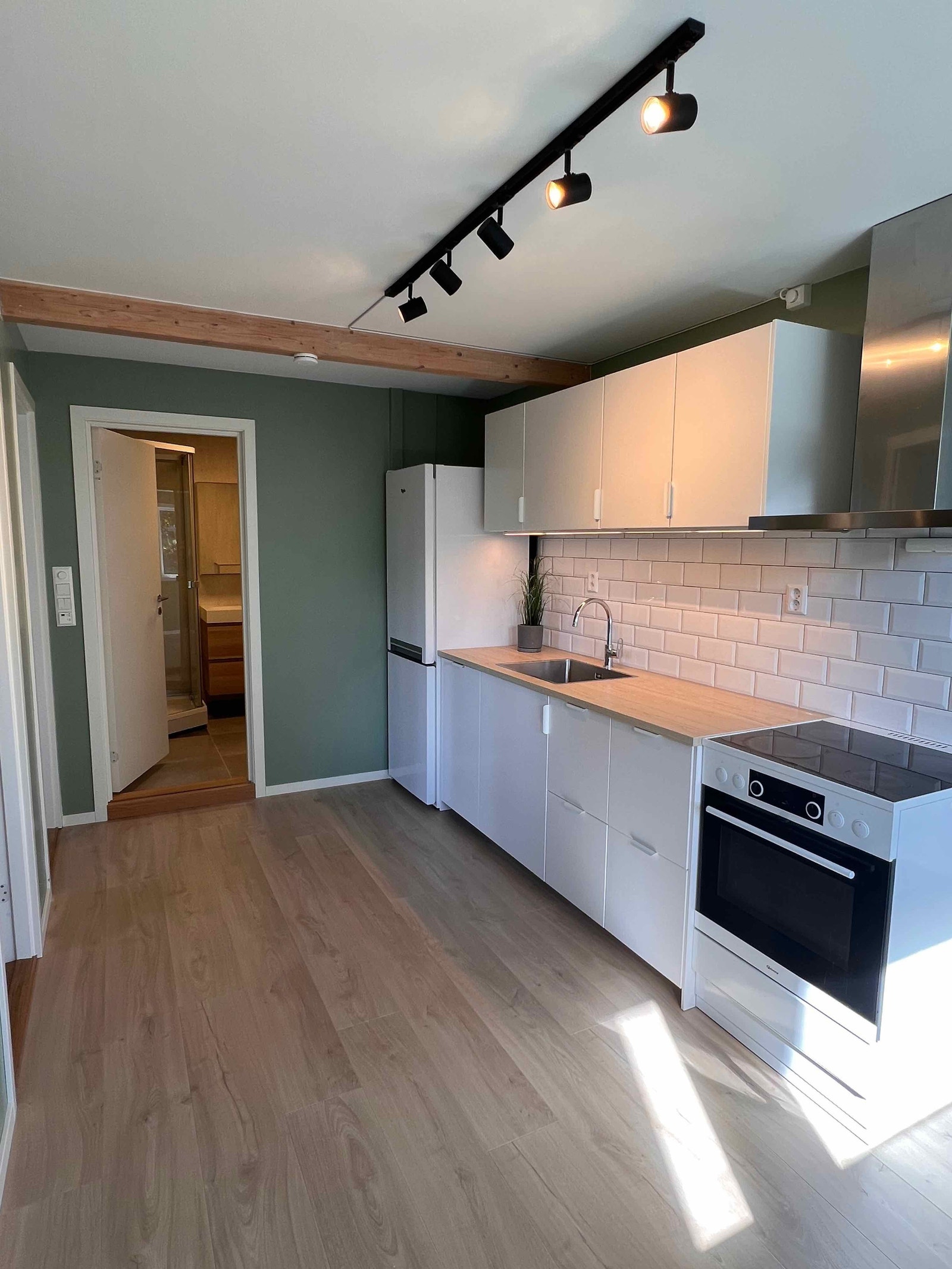 Nyoppusset kjøkken med integrert oppvaskmaskin. Komfyr og kombikjøleskap Galleribilde