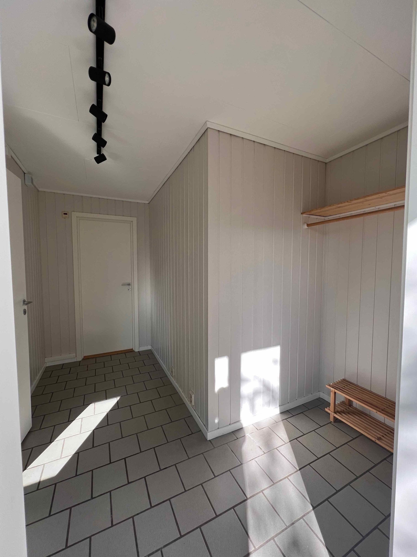 God plass til ytterklær i gang Galleribilde