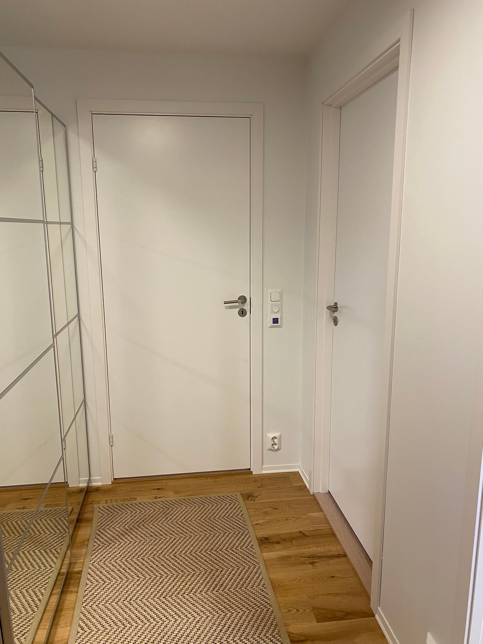 Gang med stort garderobeskap med speil Galleribilde