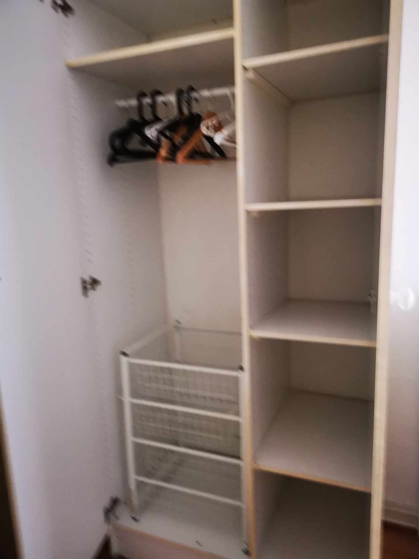 Romslig garderobeskap Galleribilde