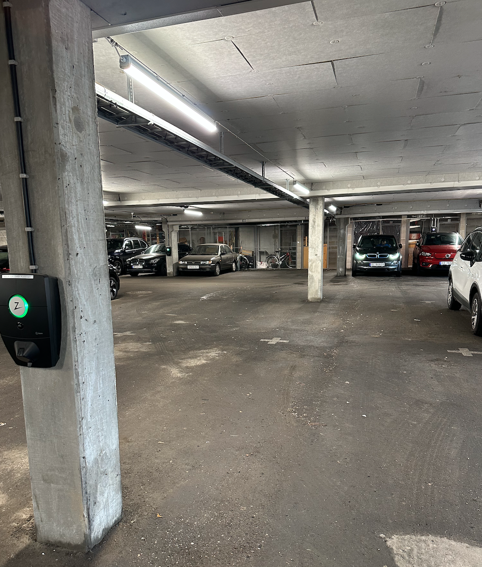 Biloppstillingsplass med elbillader Galleribilde