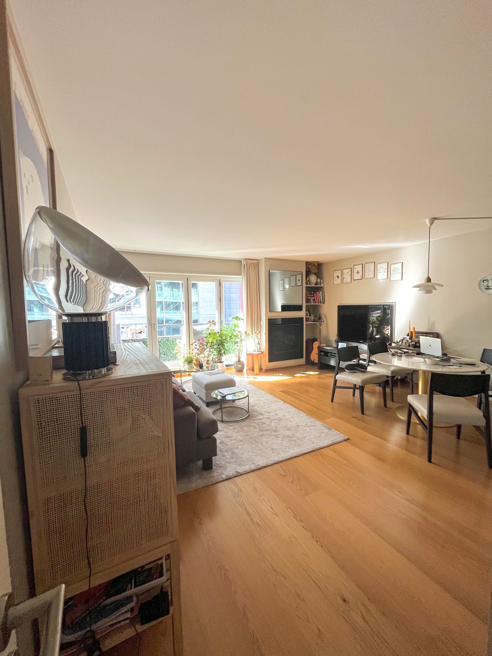 Åpen stue og kjøkken løsning. Trivlig rom med plass til både sofa og spisebord. Leiligheten leies ut møblert Galleribilde