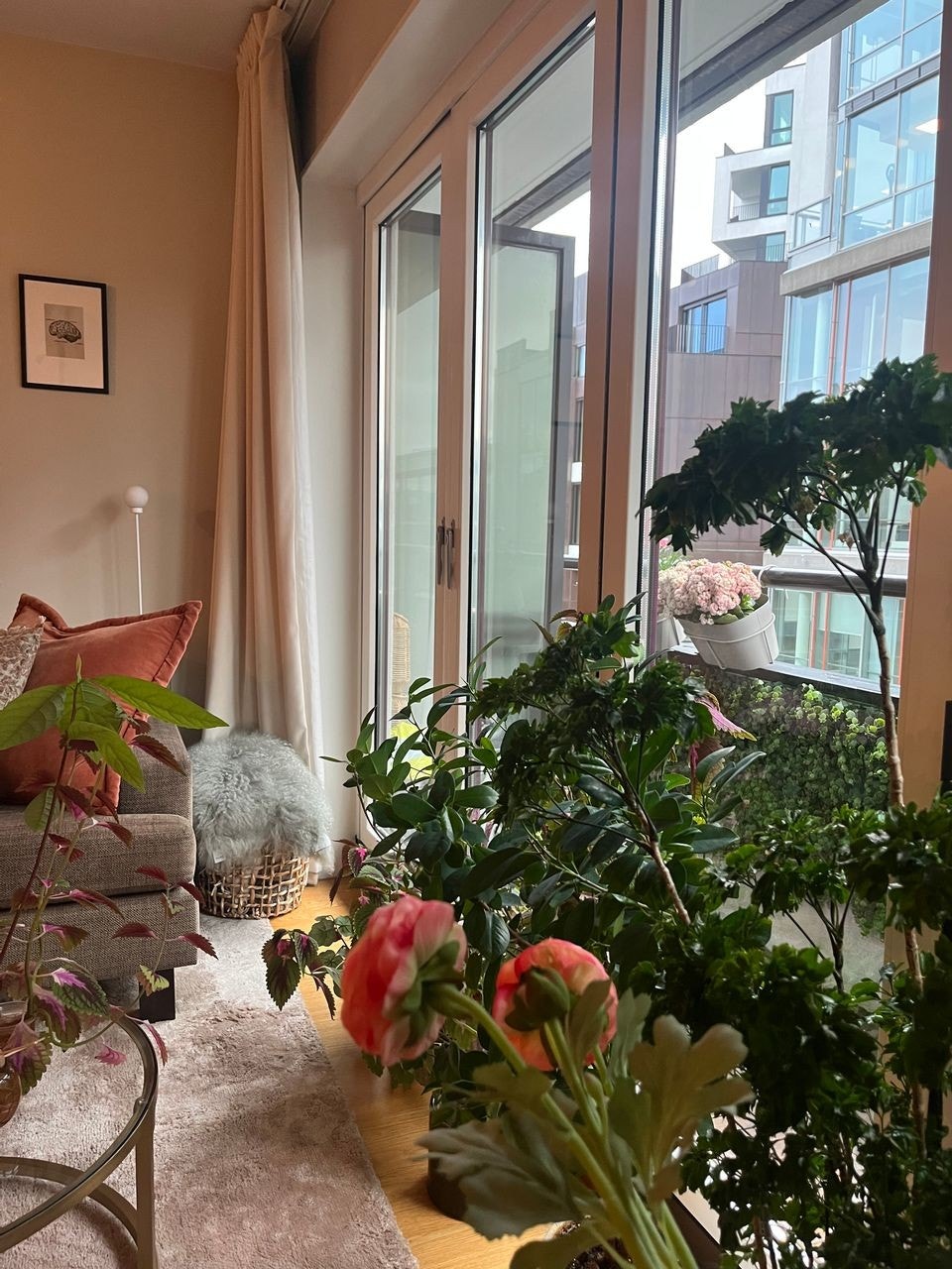 Fra ballkongen har man fin utsikt mot bylivet i gågaten utenfor Galleribilde