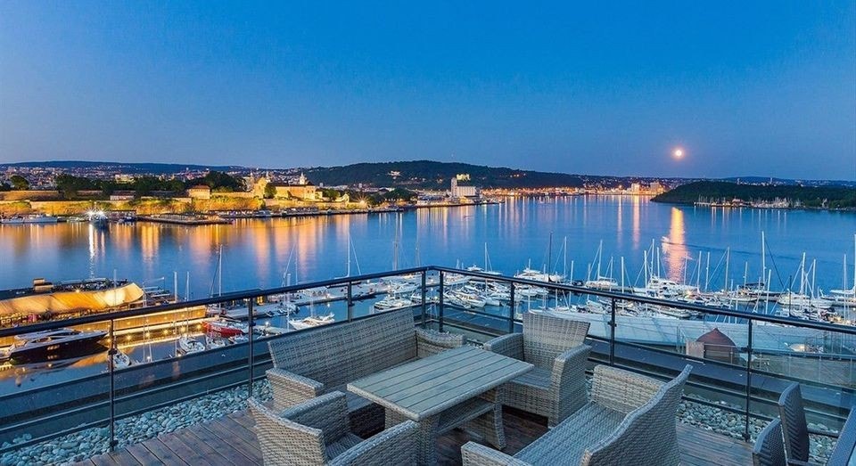 På byggets tak er det en stor, nydelig takterrasse med fantastisk utsikt over Oslofjorden Galleribilde