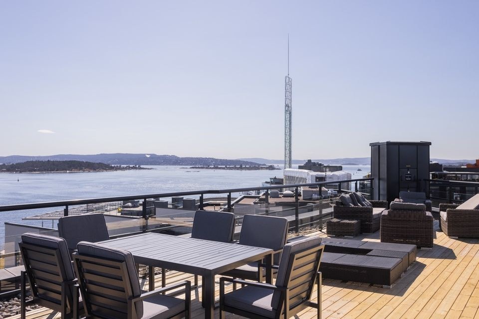 Velkommen til Lille Stranden 2. Leiligheten leies ut møblert. Bildet er fra leilightetens felles takterrasse Galleribilde