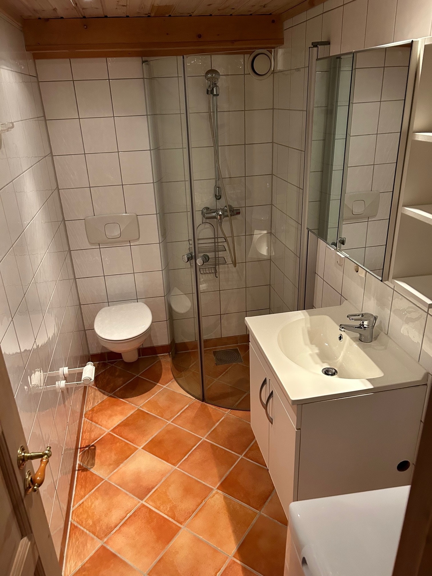 Badet har varmekabler i gulvet og vaskemaskin Galleribilde