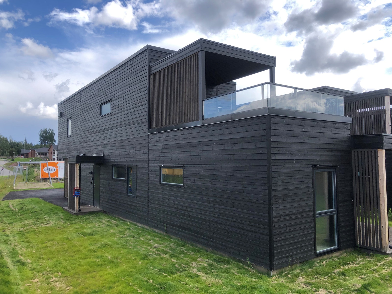 Inngang og uteplass 1. etg. Henrik Wergelands veg 61 Galleribilde