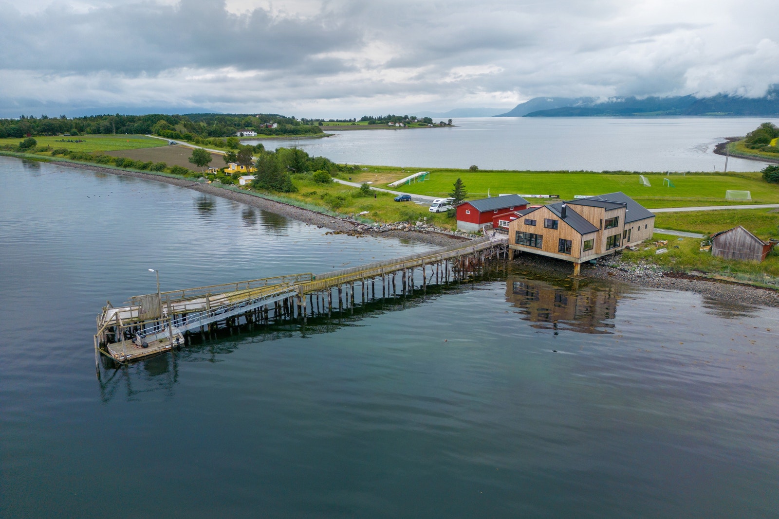 Oversiktsbilde av huset og nærheten til sjøen Galleribilde
