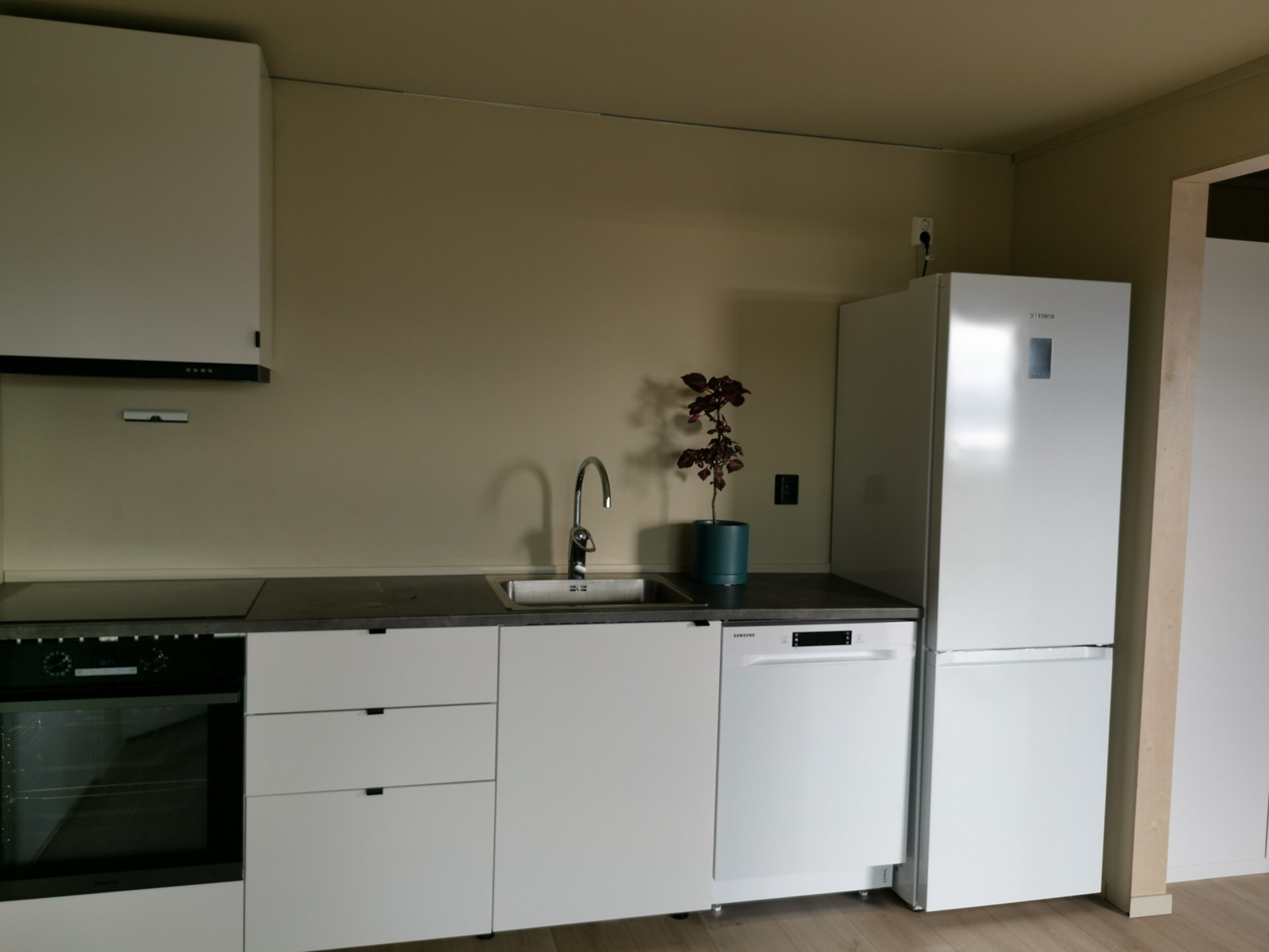 Kjøkken. Hvitevarer er inkludert Galleribilde