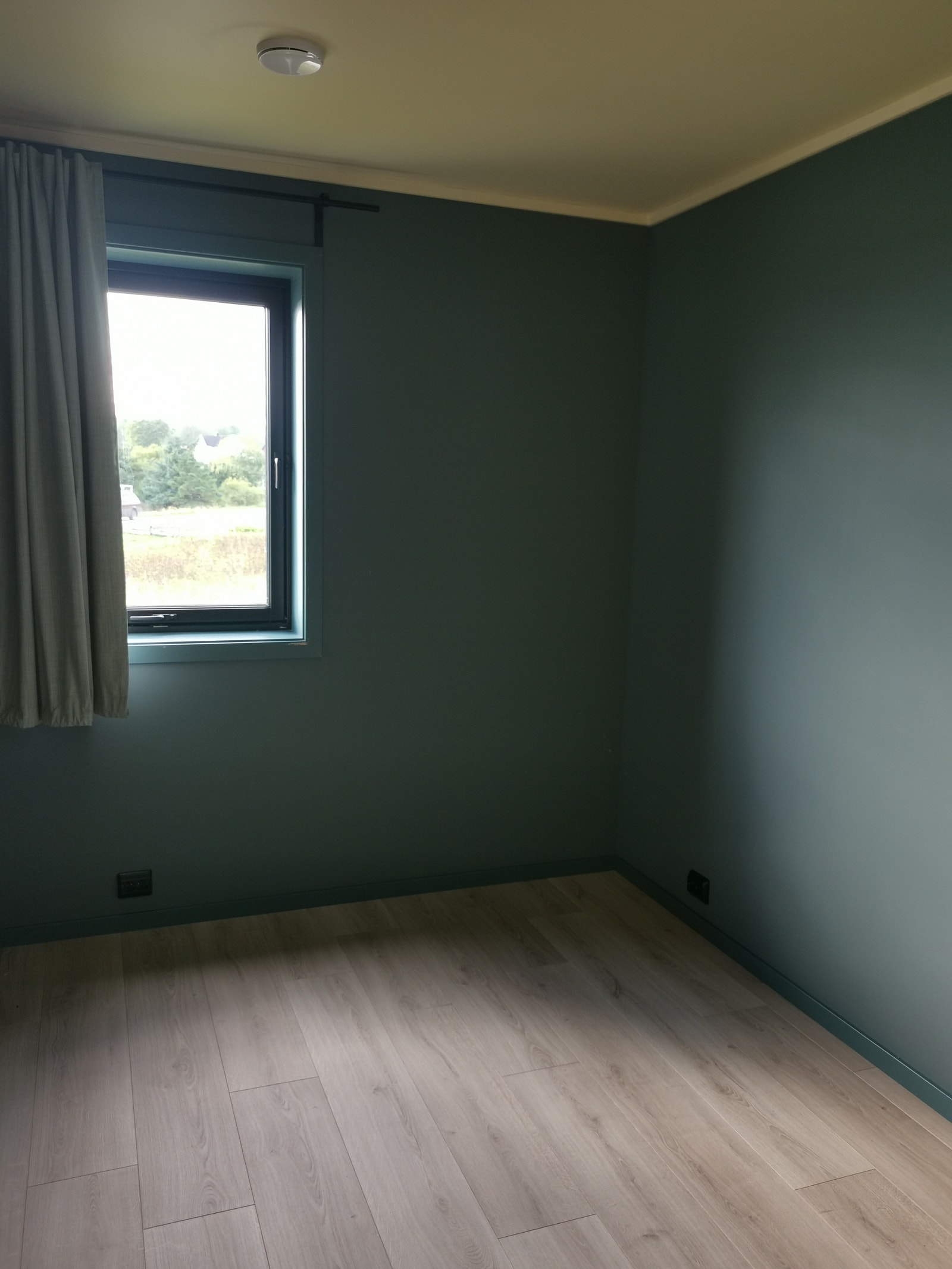 Hovedsoverom med god plass til dobbeltseng og klesskap Galleribilde