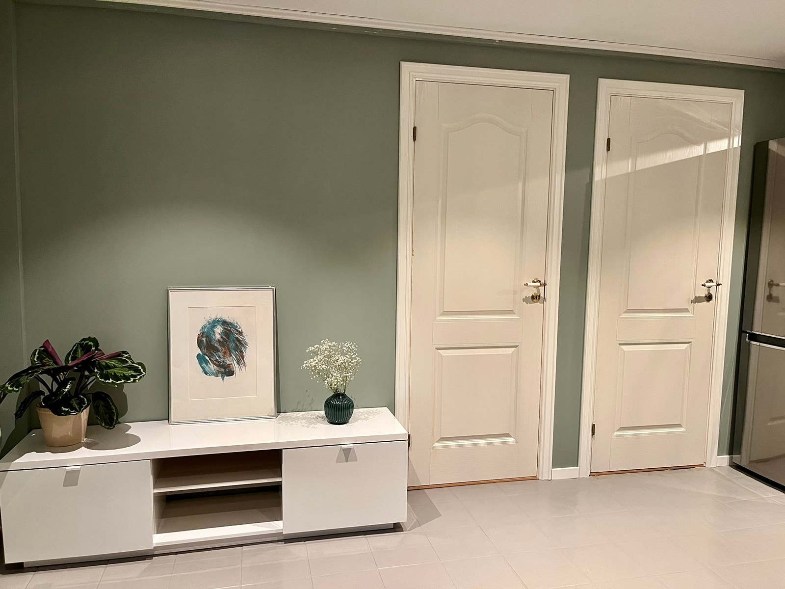 Inngang til disponibelt rom/sovealkove fra stuen (og dør til resten av huset som låses) Galleribilde