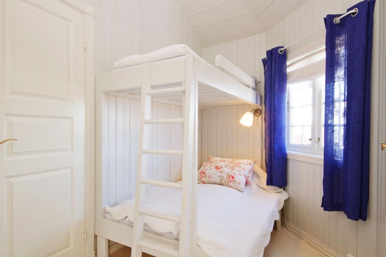 Soverom med dobbelseng nede og enkel køyseng oppe Galleribilde