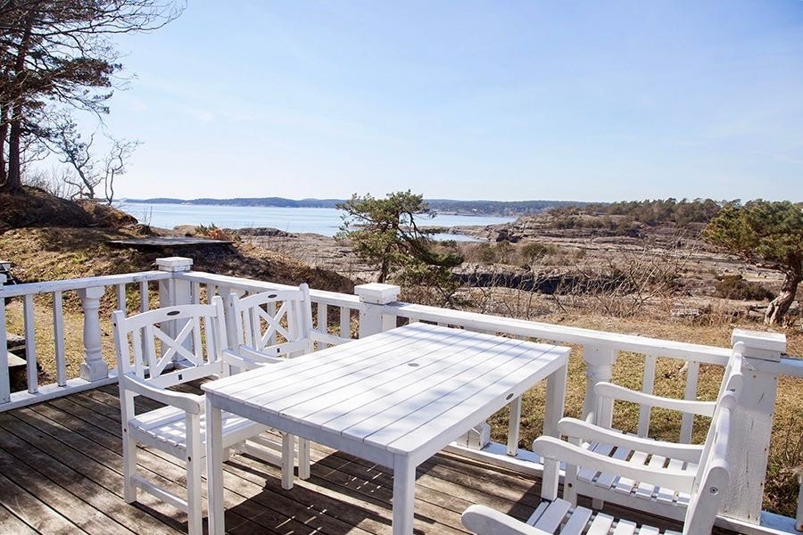 Her kan frokost nytes på terrassen med utsikt mot havet Galleribilde