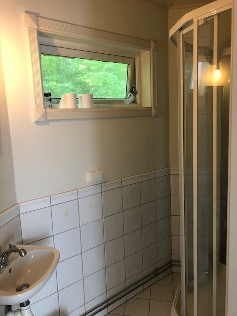 Bad med toalett, vask og dusj Galleribilde