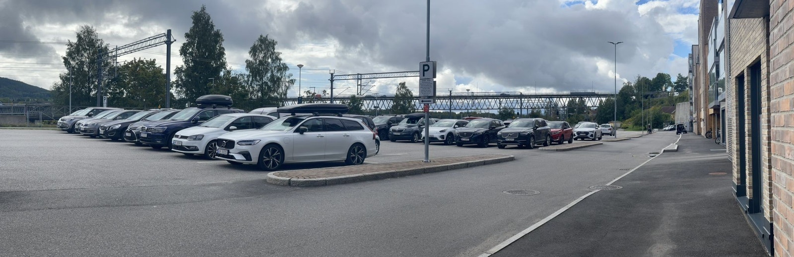 Rett ved parkeringsplasser Galleribilde