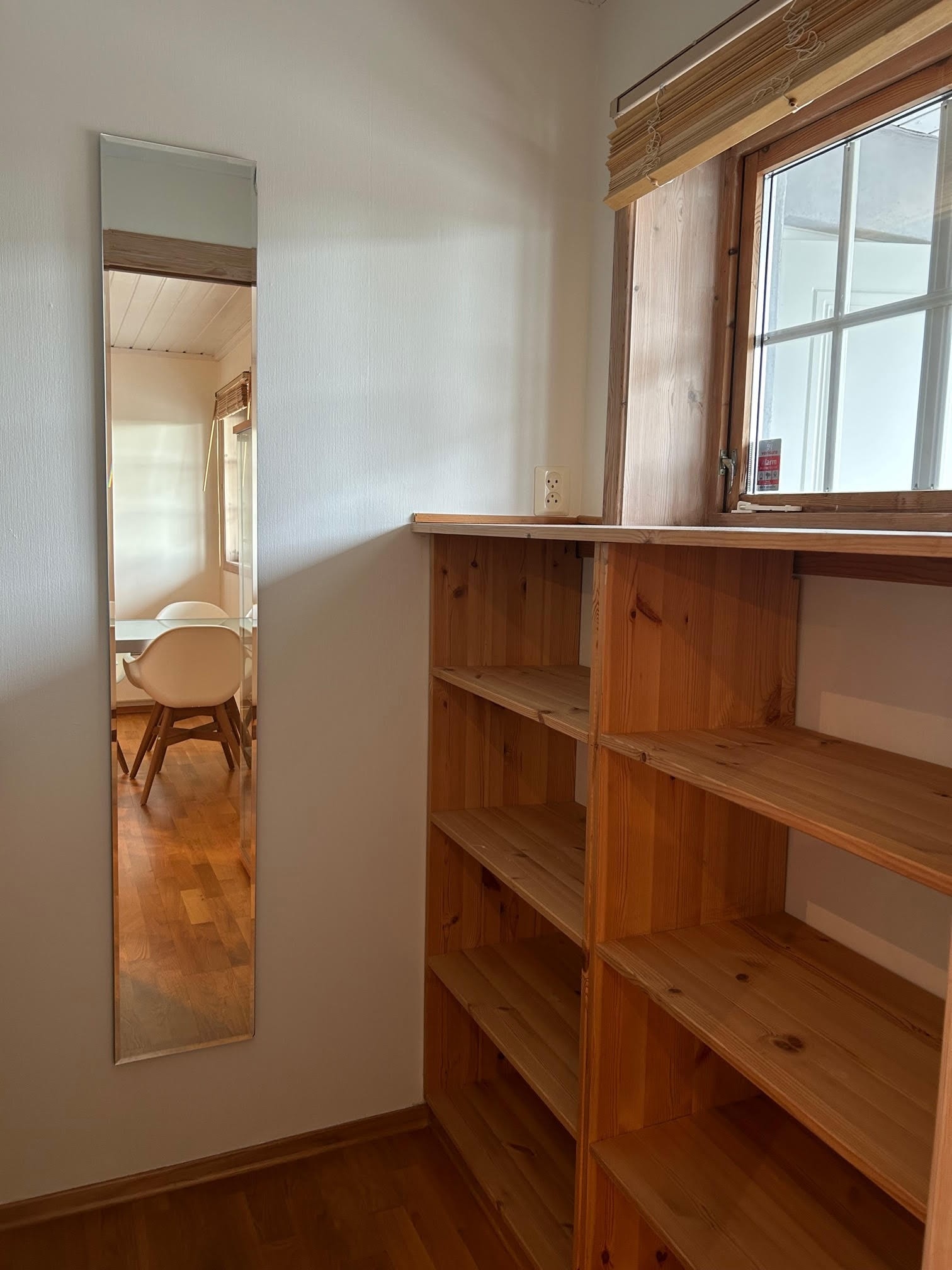 Fin lagringsplass på soverom Galleribilde