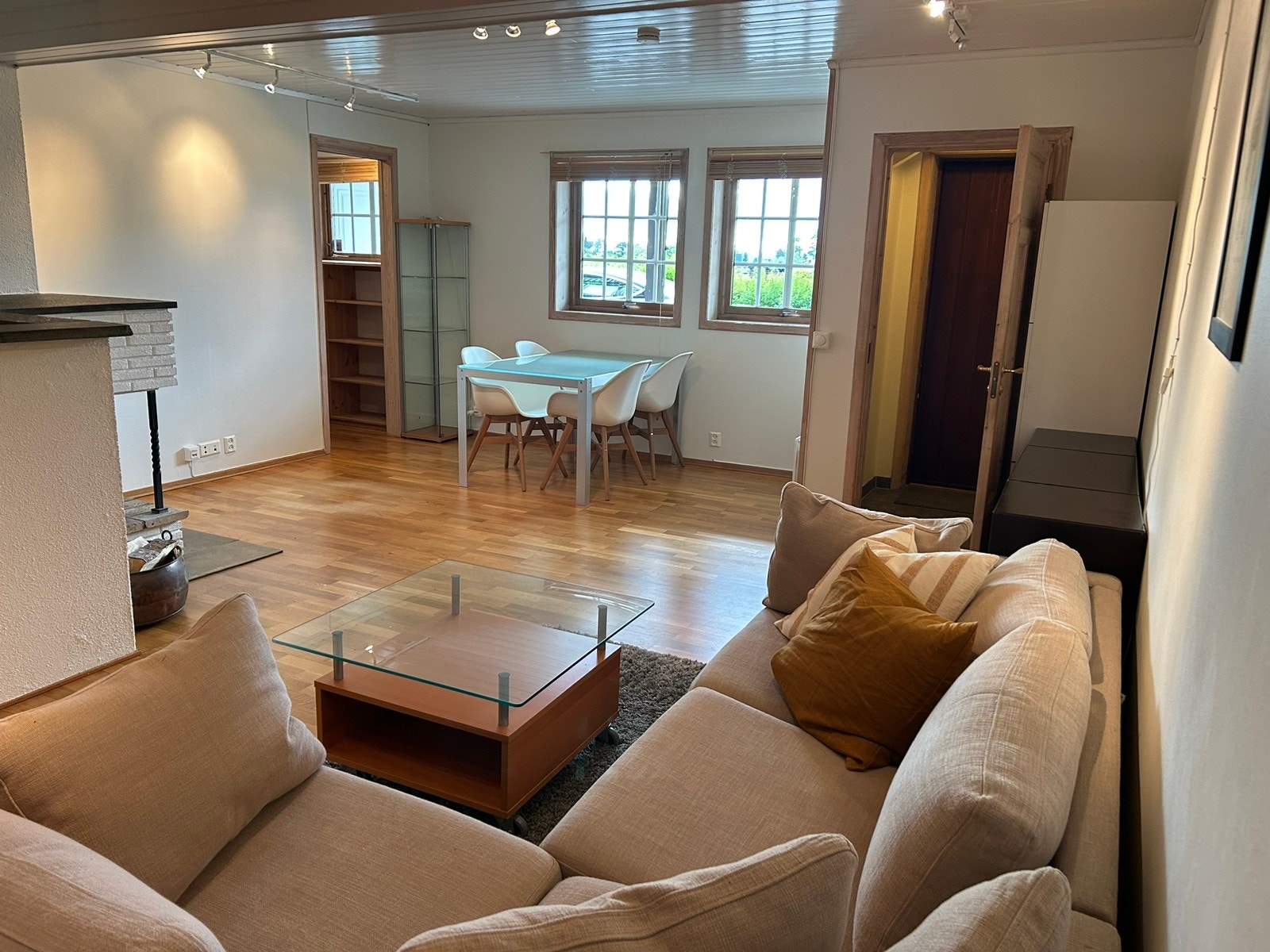 Hybelen er romslig og fullt møblert Galleribilde