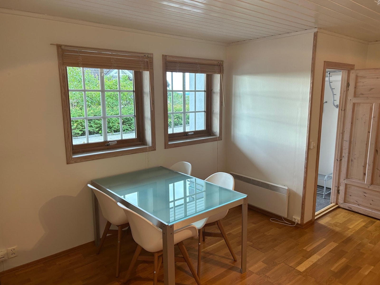 Store vindusflater gir rikelig med dagslys Galleribilde