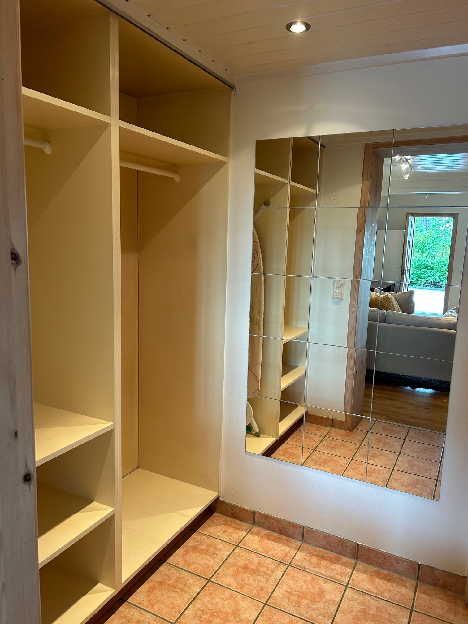 Garderobe/gang med hyller og heng Galleribilde