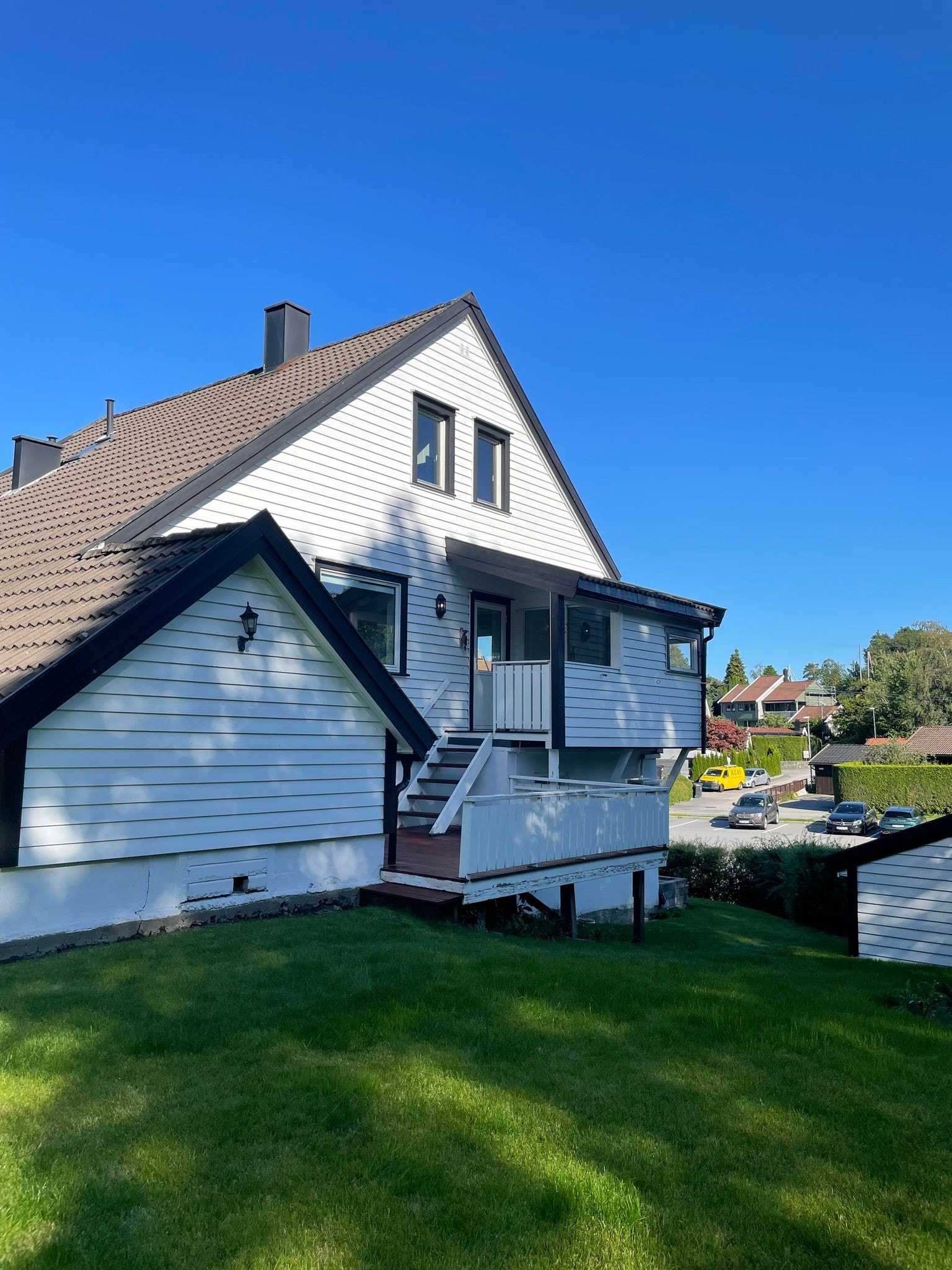 Huset med terrasse og hagestue Galleribilde