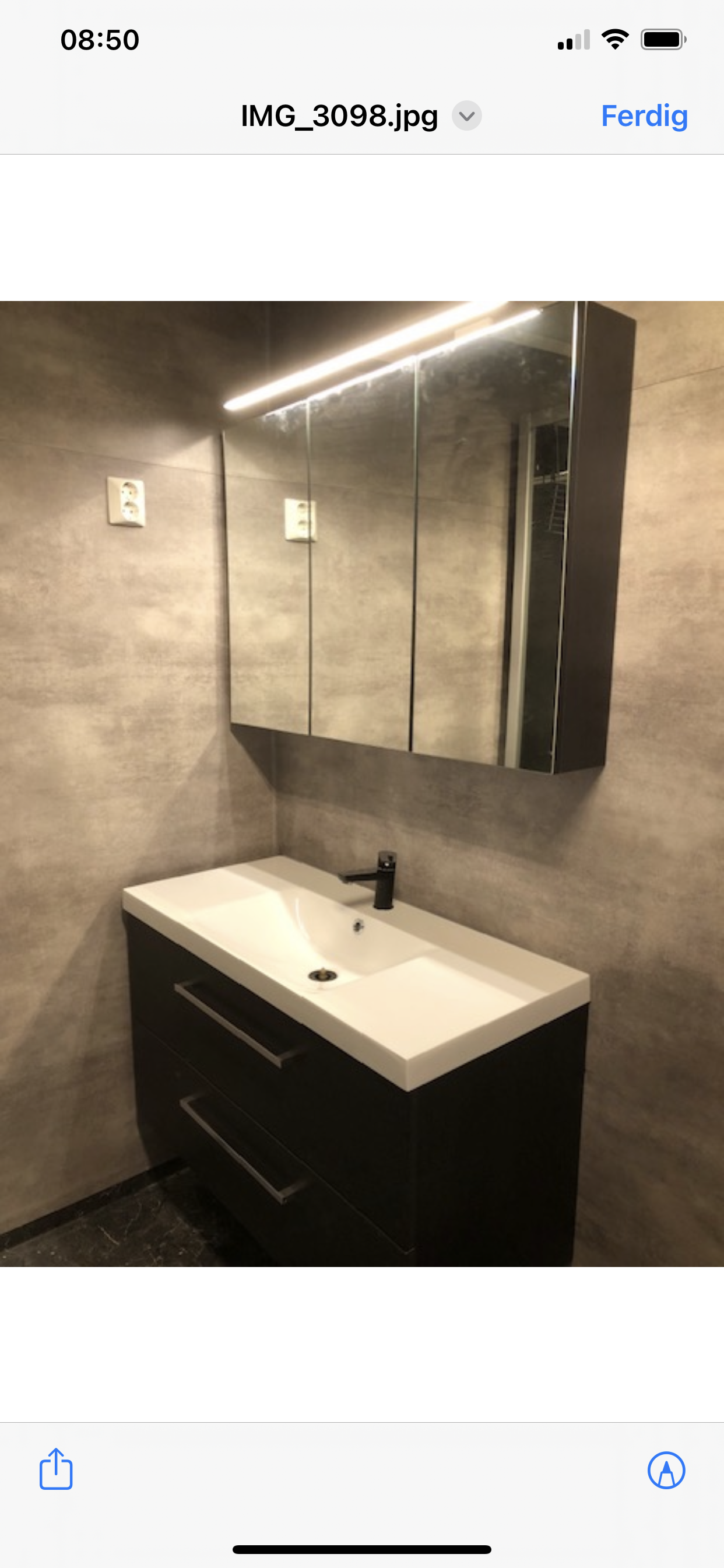 Bad, inneholder også vaskemaskin, tørketrommel, dusj (på bildet under), wc og hyller Galleribilde