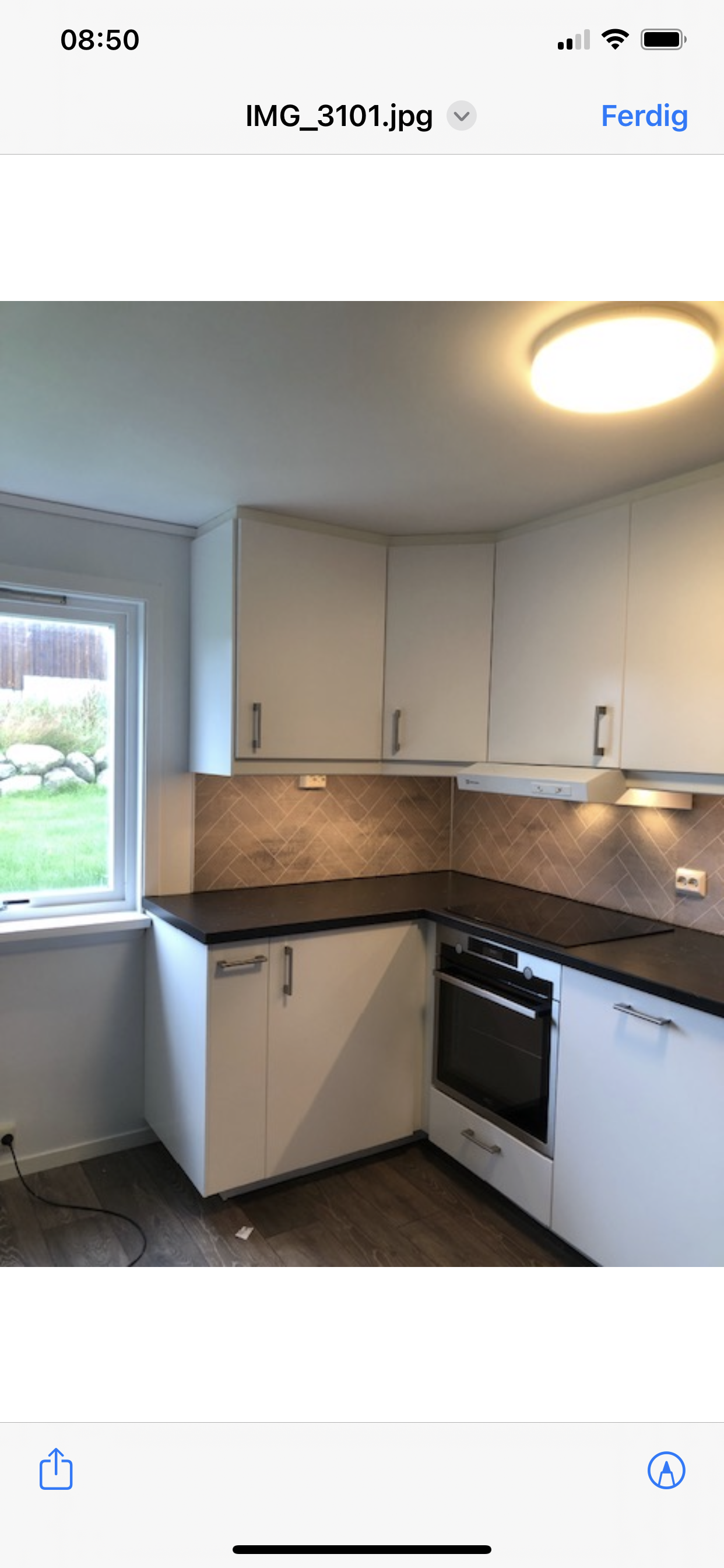 Del av kjøkken, og et av 3 vinduer ut mot hagen Galleribilde