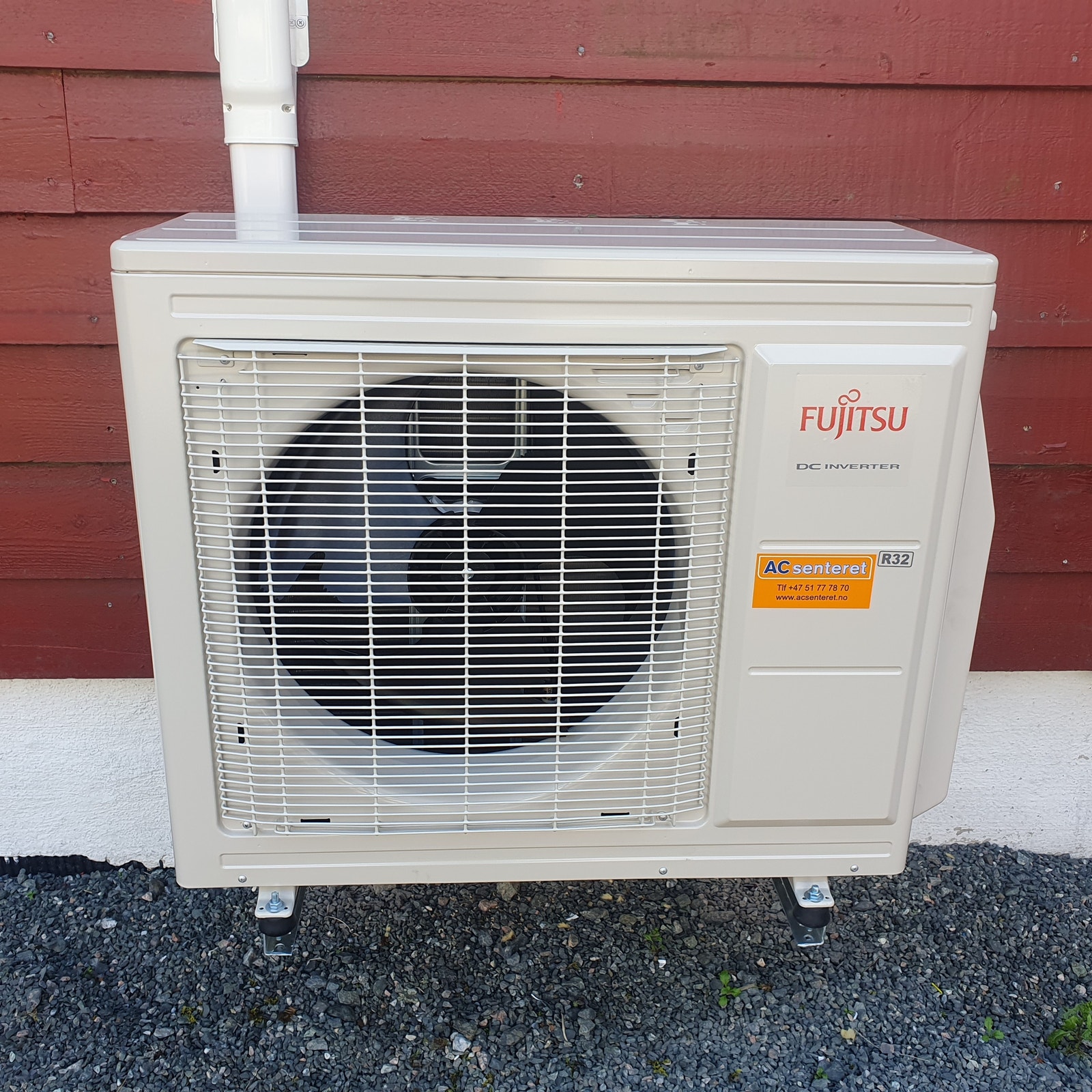 Ny fujitsu 6,5KW varmepumpe montert i bakgården på andre siden av huset. Veldig effektiv og billig oppvarming av huset. Galleribilde