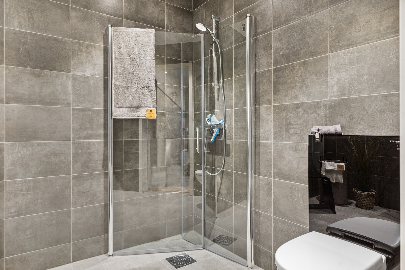 Illustrasjon av standard dusjhjørne og WC Galleribilde