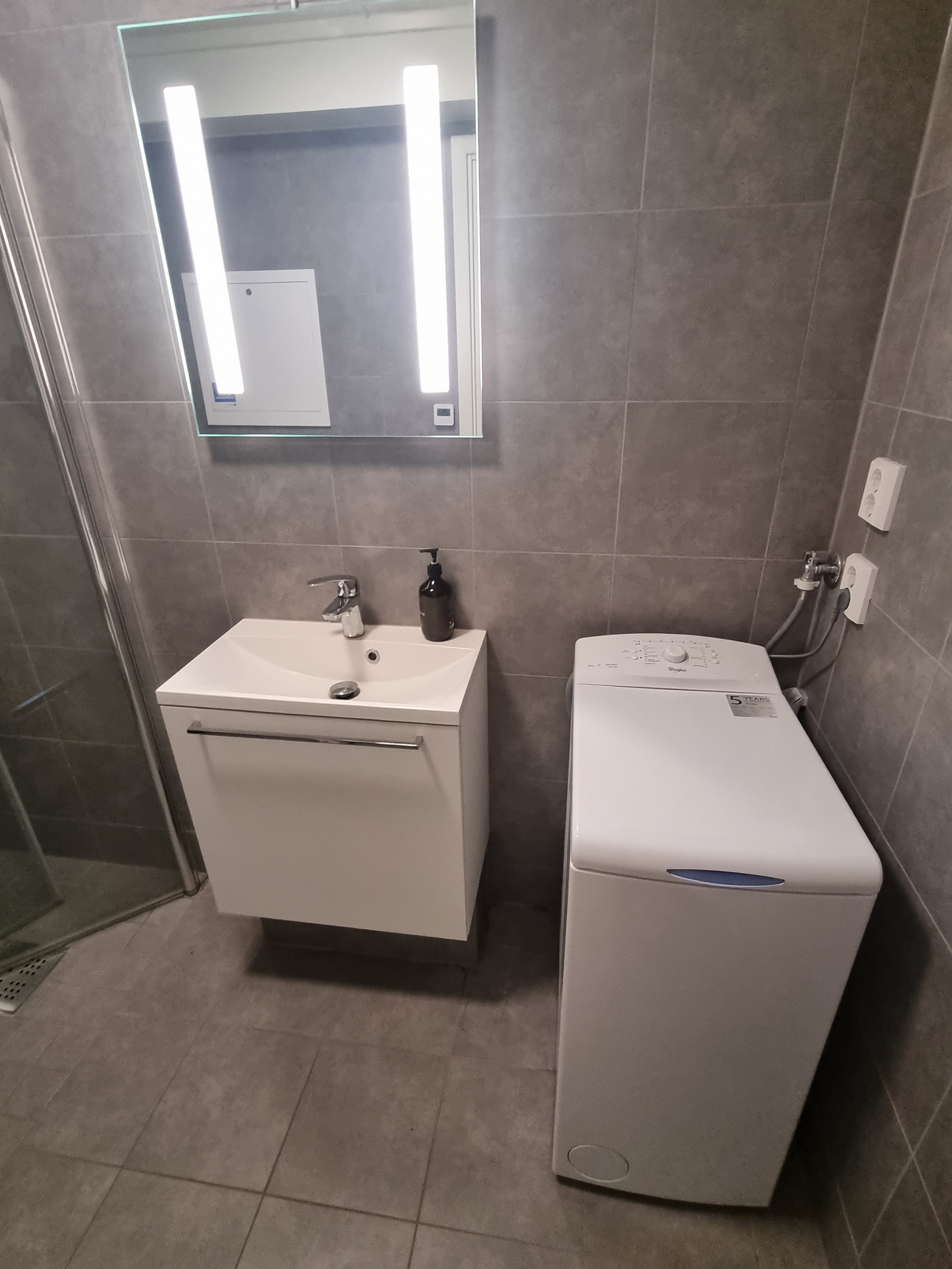 Vaskemaskinen på bildet er smal, det er plass til normal størrelse om ønskelig Galleribilde