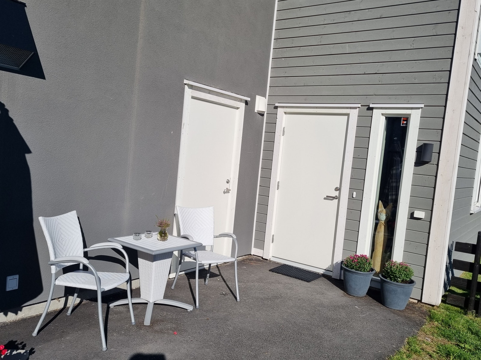 Asfalt utenfor inngang og bort til parkeringsplassen Galleribilde