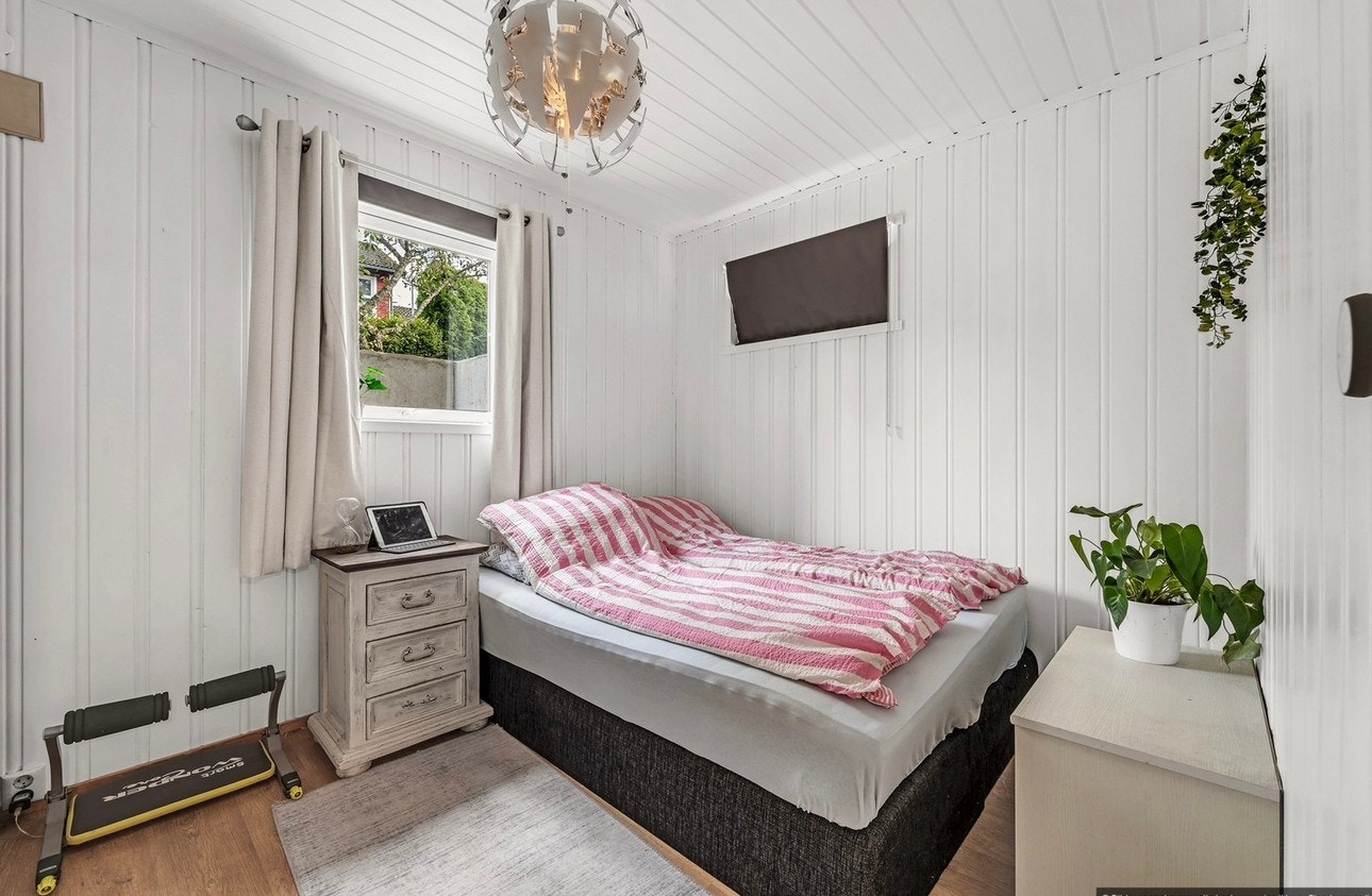 Plass til større seng. Det er et standard garderobeskap til rommet. Galleribilde