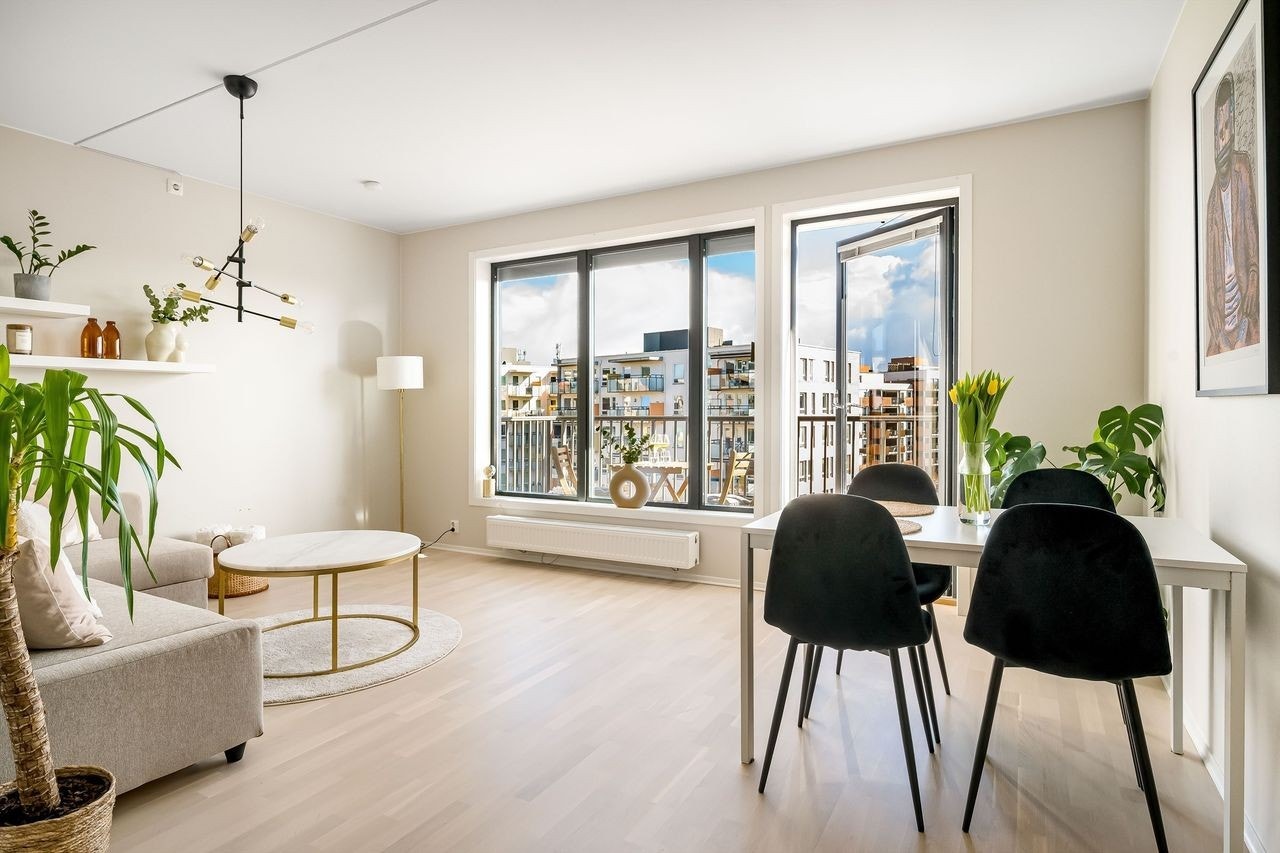 Store vindusflater elektrisk solskjerming. Flott utsikt mot parkdrag. Galleribilde