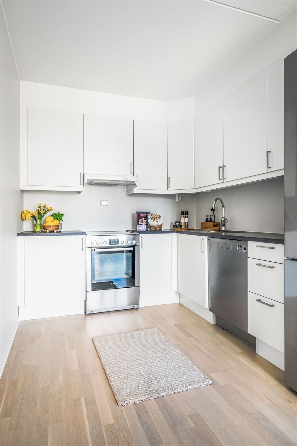 Kjøkken er i åpen løsning, men oppleves separat grunnet formen på rommet. Galleribilde