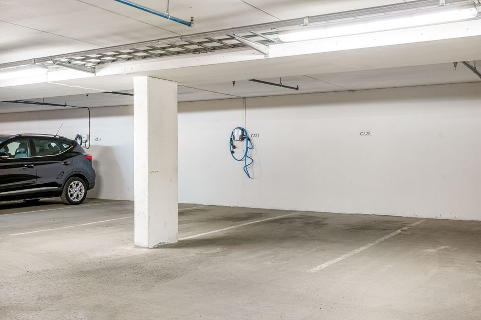 Garasjeplass /m elbilader i oppvarmet garasjekjeller. Galleribilde