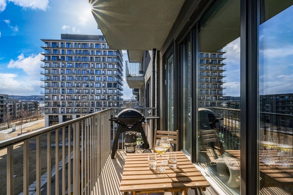 Enkel adgang til balkong som av god størrelse byr på plass til både sittegruppe og grill. Galleribilde
